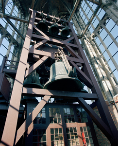822524 Afbeelding van de klokkenstoel met het carillon in de Domtoren (Domplein) te Utrecht.